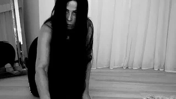 Zilu Camargo recria cena de terror e imita personagem Samara em vídeo. Veja!