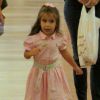 Filha de Deborah Secco, Maria Flor chama a atenção durante passeio no shopping