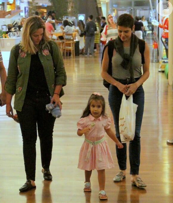Filha de Deborah Secco, Maria Flor chama a atenção durante passeio no shopping