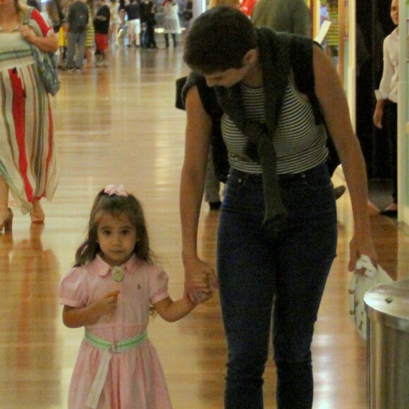 Deborah Secco passeia com a filha, Maria Flor