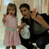 Deborah Secco, com novo visual, passeia em shopping com a filha, Maria Flor, em 22 de outubro de 2018