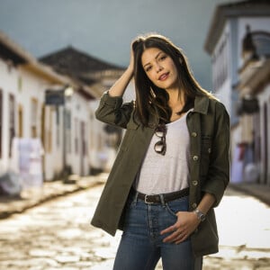 Cris (Vitória Strada) visita mais uma vez a casa de Júlia na novela 'Espelho da Vida'