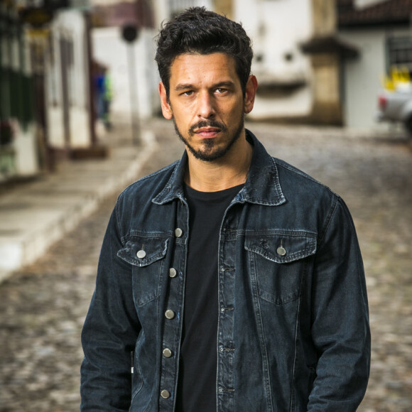 Alain (João Vicente de Castro) consegue mandado para visitar casa de Júlia na novela 'Espelho da Vida'