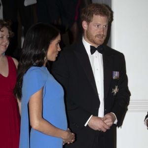 Já se nota a barriga! Meghan Markle destaca gravidez em look ao chegar em jantar de gala