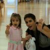 Deborah Secco exibiu o cabelo curto em passeio com a filha, Maria Flor, no shopping