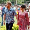 Meghan Markle escolhe look floral para visita à universidade com o príncipe Harry em Fiji, em 24 de outubro de 2018