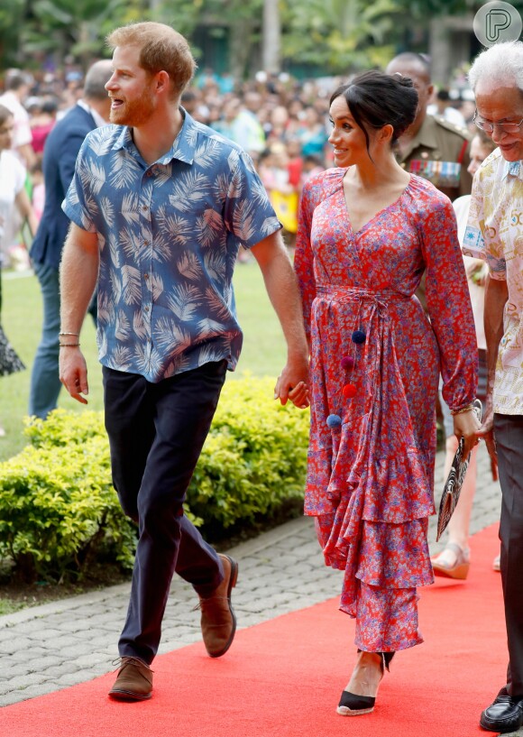 Meghan Markle escolhe look floral para visita à universidade com o príncipe Harry em Fiji, em 24 de outubro de 2018