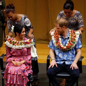 Meghan Markle e príncipe Harry visitaram a Universidade do Pacífico Sul