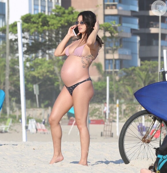Isis Valverde completou 9 meses de gravidez e mostrou barriga em foto de lingerie no Instagram nesta quarta-feira, 24 de outubro de 2018