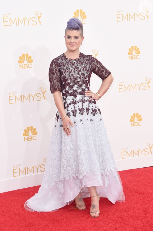 Kelly Osbourne aposta em look rendado da grife Honor para o Emmy 2014