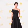 Lena Headey aposta em vestido preto elegante para ir ao Emmy Awards 2014