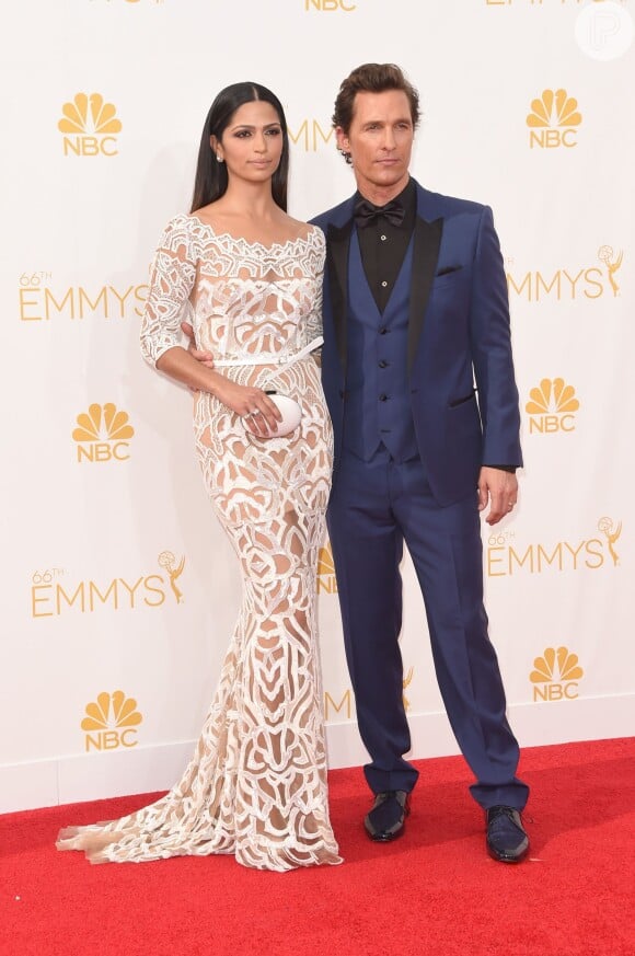Matthew McConaughey e Camila Alves formam um casal impecável no quesito estilo no Emmy Awards 2014. A brasileira escolheu um vestido do estilista libanês Zuhair Murad