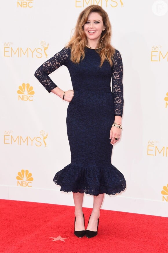 Natasha Lyonne marca presença no tapete vermelho do Emmy 2014