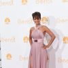 Halle Berry aposta em vestidão com fenda na perna no tapete vermelho do Emmy 2014