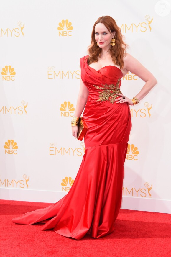 Christina Hendricks marca presença no tapete vermelho do Emmy Awards 2014