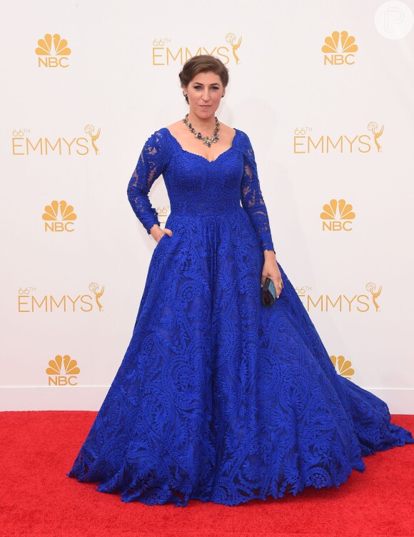 Mayim Bialik, de 'The Big Bang Theory', aposta em azul rendado para o Emmy 2014