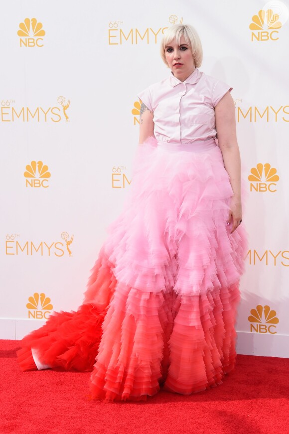 Lena Dunham, de 'Girls', aposta em saia com muitos babados para o Emmy 2014