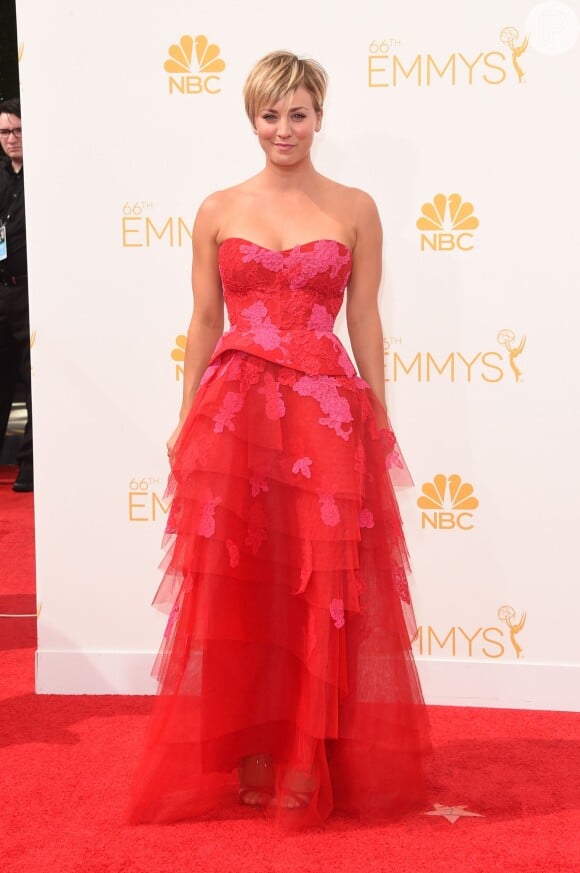 Kaley Cuoco aposta em vestidão vermelho para o Emmy 2014