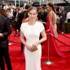 Anna Chlumsky usa vestido branco de Zac Posen para o Emmy 2014