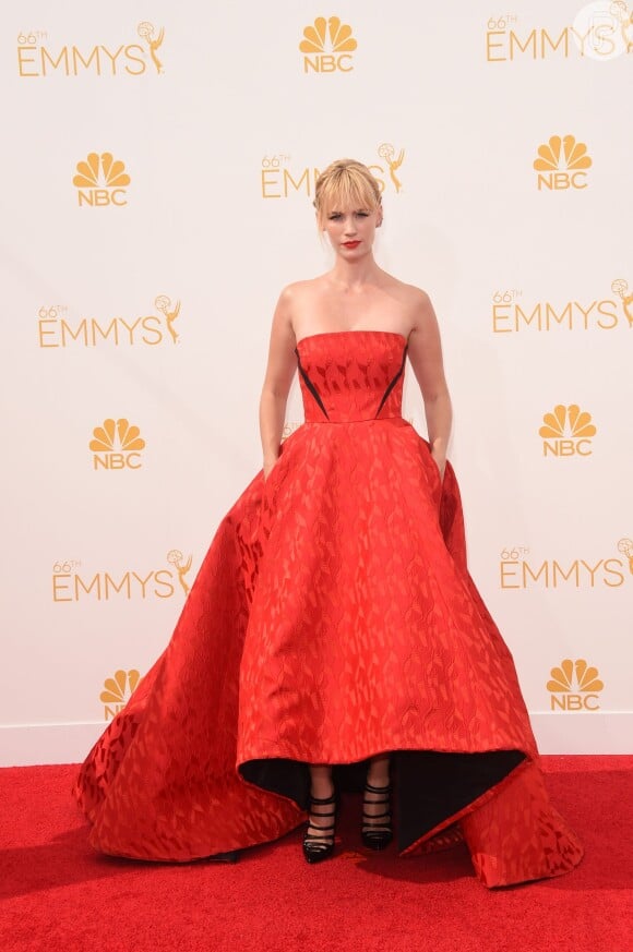 January Jones capricha em vestidão vermelho para o Emmy 2014