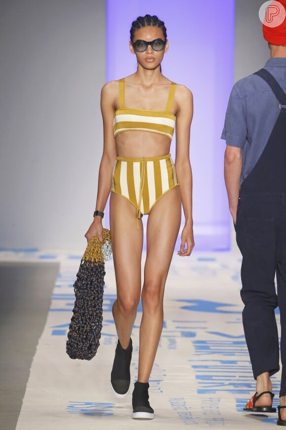 Beachwear nas passarelas do São Paulo Fashion Week. Listras e modelagem minimalista no modelo da Osklen, com hot pants