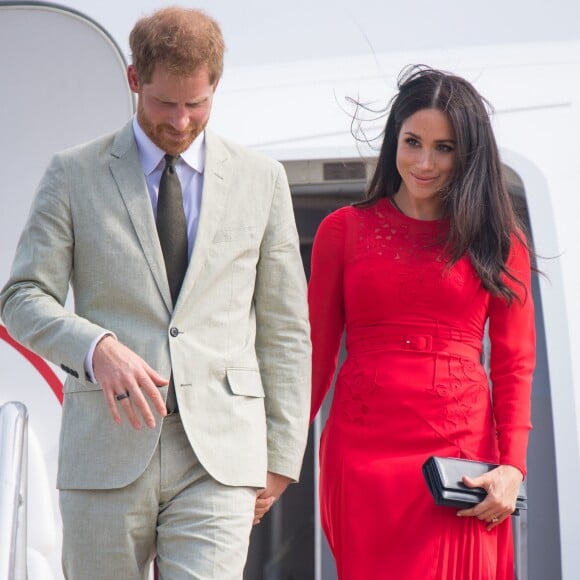 Meghan Markle é traída por look ao desembarcar em Tonga, no aeroporto de Fua'amotu, em Fiji, nesta quinta-feira, 25 de outubro de 2018