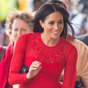 Meghan Markle é traída por look ao desembarcar em Tonga, no aeroporto de Fua'amotu, nesta quinta-feira, 25 de outubro de 2018