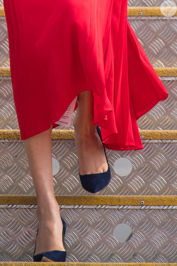 Meghan Markle usou vestido vermelho da Self Portrait, de 390 €, aproximadamente R$ 1,6 mil