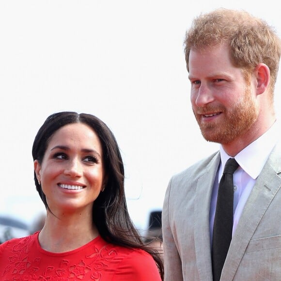 Meghan Markle é traída por look ao desembarcar em Tonga, no aeroporto de Fua'amotu, nesta quinta-feira, 25 de outubro de 2018