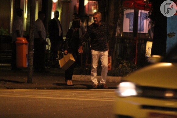 Pedro Bial foi flagrado trocando beijos com a consultora de moda Maria Prata em uma rua do Leblon, na Zona Sul do Rio de Janeiro, na noite de segunda-feira, 25 de agosto de 2014