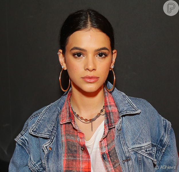 Solteira, Bruna Marquezine desfila boné Gucci de R$ 2 mil durante