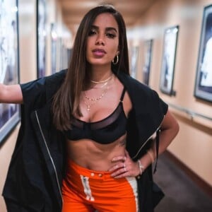 Anitta escolheu uma produção cheia de cor para o evento em Los Angeles