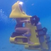 Debaixo d'água: Eliana faz passeio de moto aquática em Curaçao. Veja foto!
