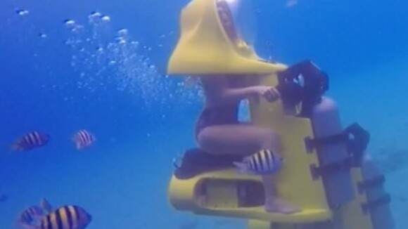 Debaixo d'água: Eliana faz passeio de moto aquática em Curaçao. Veja foto!