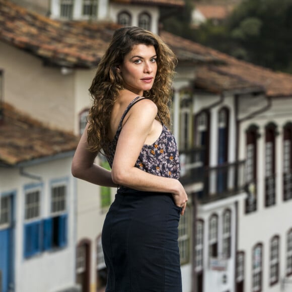 Isabel (Alinne Moraes) traiu Alain (João Vicente de Castro) com Felipe (Patrick Sampaio), primo do diretor, em 'Espelho da Vida'