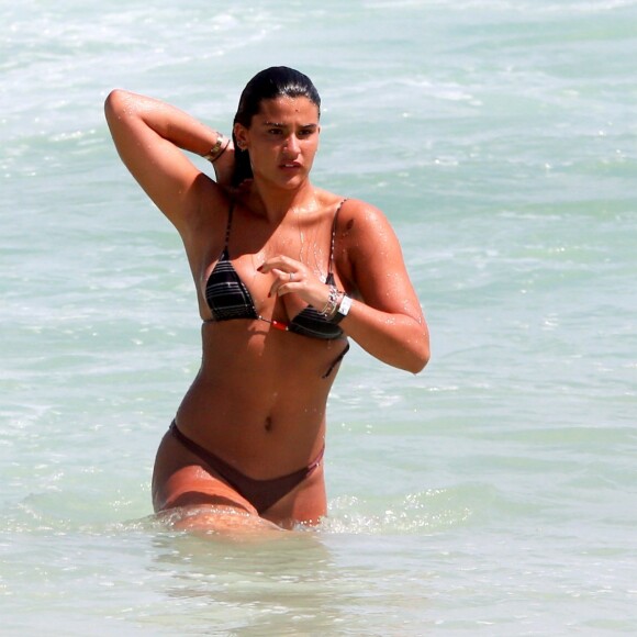 Giulia Costa mostrou a boa forma na Praia da Barra da Tijuca neste sábado, 27 de outubro de 2018