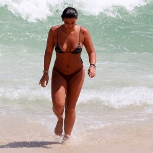 Giulia Costa se refrescou no mar na Praia da Barra da Tijuca neste sábado, 27 de outubro de 2018