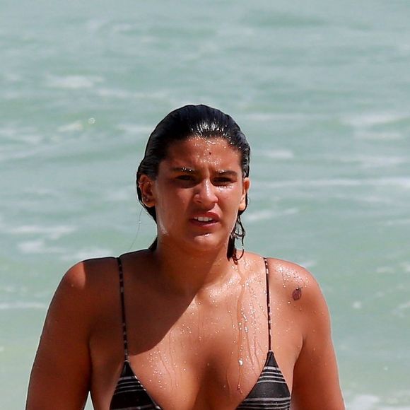 Giulia Costa escolheu um biquíni cortininha para ir à Praia da Barra da Tijuca neste sábado, 27 de outubro de 2018
