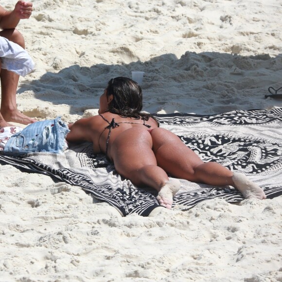 Giulia Costa esteve com Philippe Correia na Praia da Barra da Tijuca, Zona Oeste do Rio