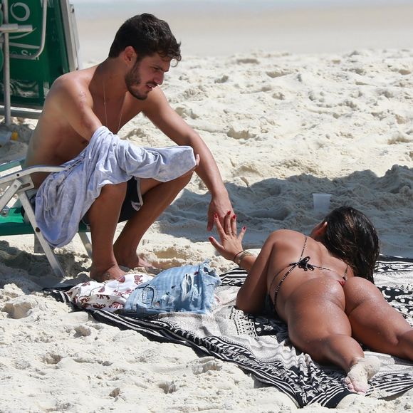Giulia Costa foi fotografada com Philippe Correia na Praia da Barra da Tijuca neste sábado, 27 de outubro de 2018