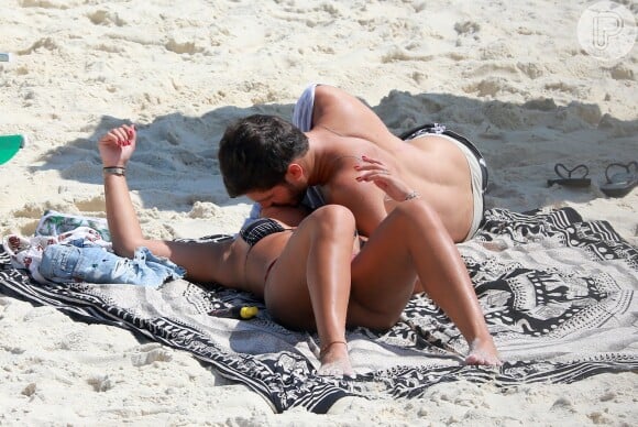 Giulia Costa trocou beijos com Philippe Correia na Praia da Barra da Tijuca neste sábado, 27 de outubro de 2018