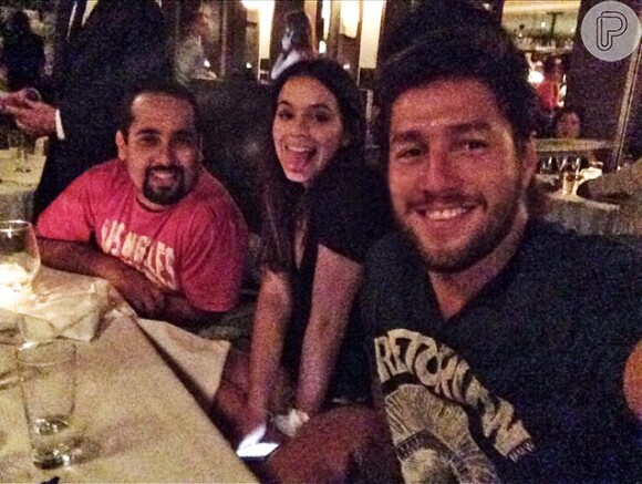 Bruna Marquezine janta com amigos no restaurante italiano Cecconi's, em Los Angeles