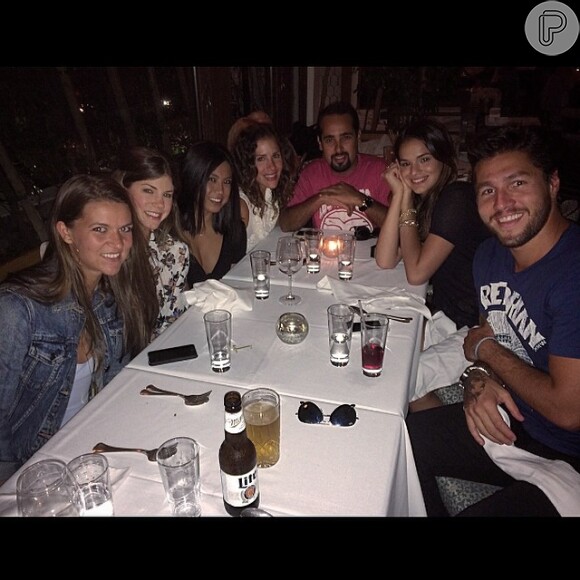 Bruna Marquezine janta com amigos em Los Angeles