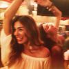 Stephannie Oliveira, amiga de Bruna Marquezine, dança em balada cubana em Los Angeles