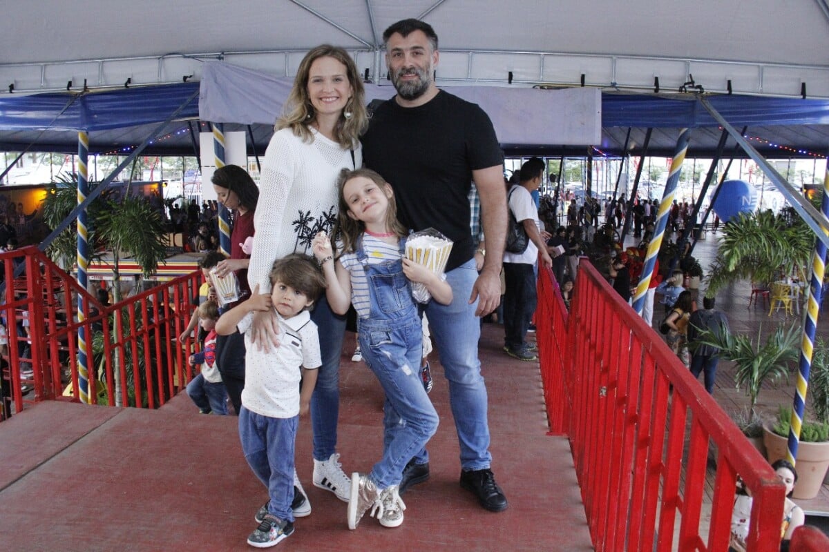 Foto Fernanda Rodrigues E O Marido Raoni Carneiro Com Os Filhos Luisa E Bento No Circo