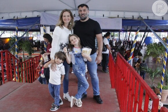 Fernanda Rodrigues e o marido, Raoni Carneiro, com os filhos, Luisa e Bento, no circo Abracadabra