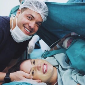 Thyane Dantas e Wesley Safadão compartilham fotos do nascimento de Dom nas redes sociais