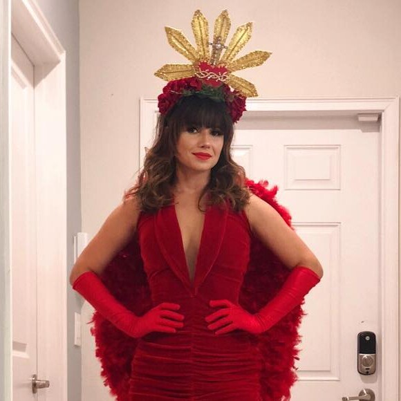 Paula Fernandes usou figurino de 'anjo do amor' na festa