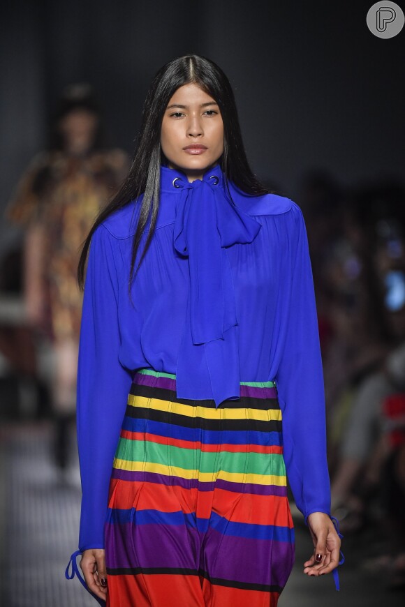Tendências das passarelas do SPFW: mix de cores vibrantes no look superfeminino de Reinaldo Lourenço