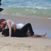 Na última semana, Alexandre Nero e Marina Ruy Barbosa gravaram cenas em que seus personagens aparecem trocando carinhos na praia